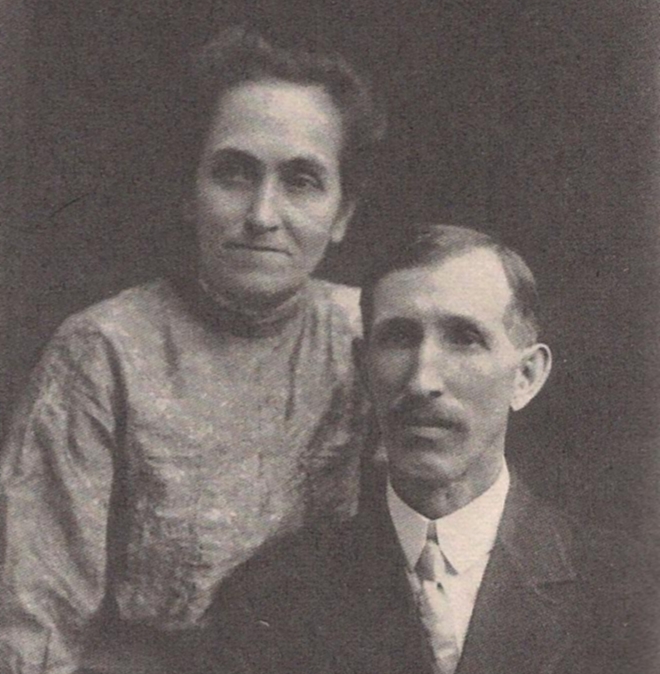 Elias and Flora Disney (parents of Roy and Walt Disney) in 1913